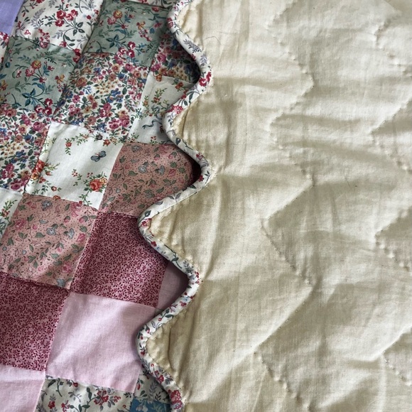 Arch Quilt Pastel Around The World Pattern with Scalloped Edges - Picture 10 of 14